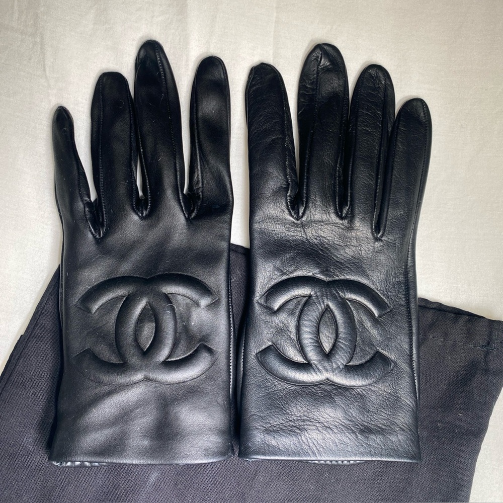 Authentic CHANEL Black Lambskin Leather CC Logo Gloves